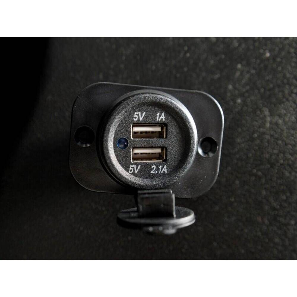 Priza cu 2 USB, incastrabila, cu LED albastru, 12-24V, 3.1A, cu panou montare, 63210 Carmotion