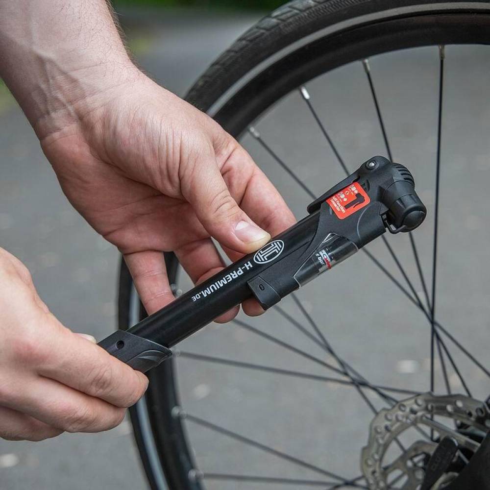 Pompa bicicleta cu manometru, 25x5cm, aluminiu, 8 bar -116 psi, cu suport de prindere, Hand Pump Pro, 216.42 Heyner Pompa bicicleta cu manometru, 25x5cm, aluminiu, 8 bar -116 psi, cu suport de prindere, Hand Pump Pro, 216.42 Heyner