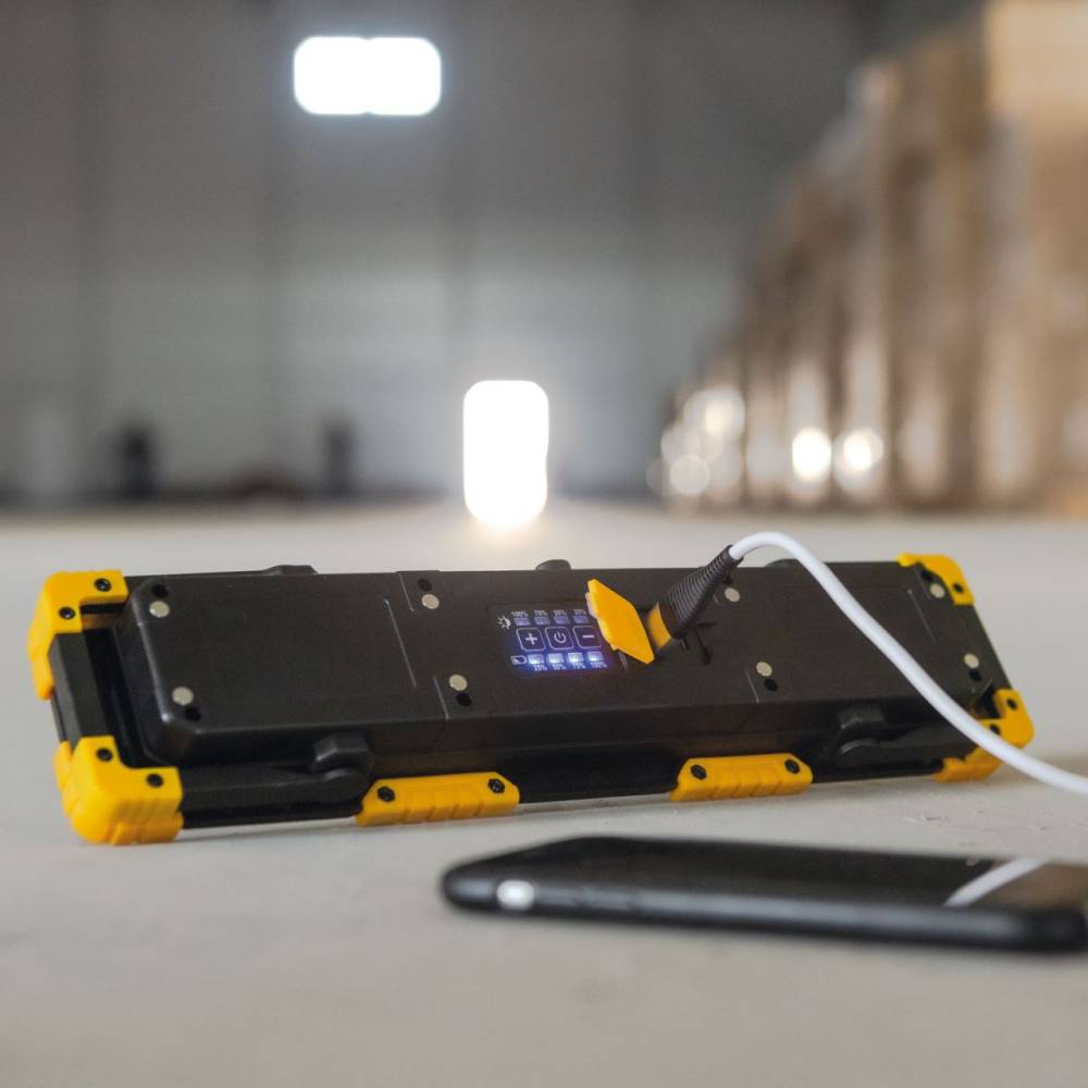 Proiector LED 1200lm cu acumulator si intensitate si focalizare reglabile Phenom 18649